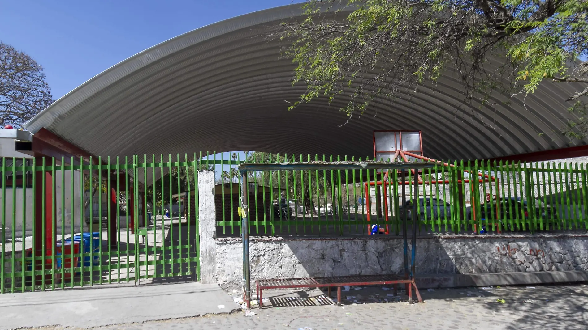 Autoridades y padres de familia dan mantenimiento a escuelas.  Foto César Ortiz.